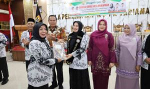 ny.yosneli-balad-dikukuhkan-sebagai-ibunda-guru-kota-pariaman