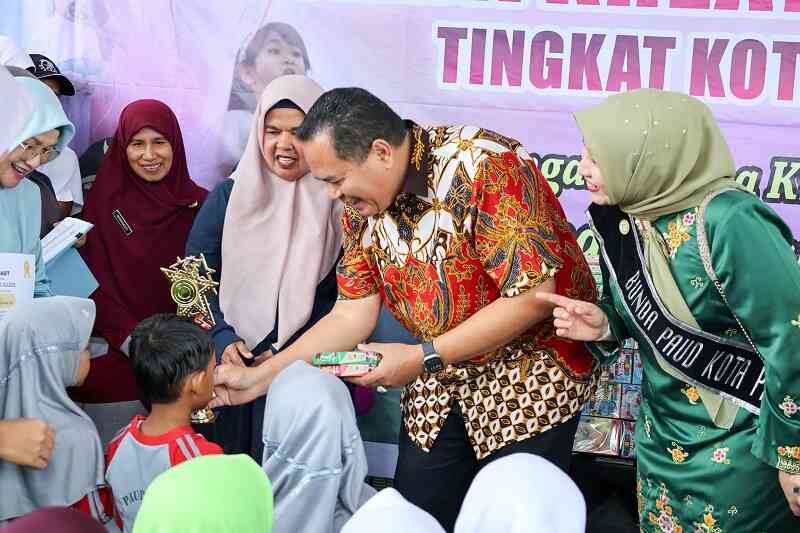 walikota-pariaman-serahkan-hadiah-untuk-pemenang-lomba-kreativitas-siswa