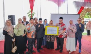 ketua-dprd-sumbar-muhidi-serahkan-bantuan-uep-untuk-perkuat-kemandirian-psaa-aisyiyah-ampang