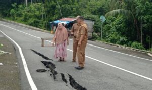 hati-hati,-jalan-bukit-peti-peti-teluk-bayur-amblas