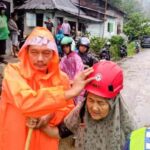 banjir-batu-busuak,-pt-semen-padang-kirim-relawan-bantu-warga-terdampak