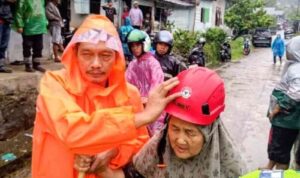 banjir-batu-busuak,-pt-semen-padang-kirim-relawan-bantu-warga-terdampak