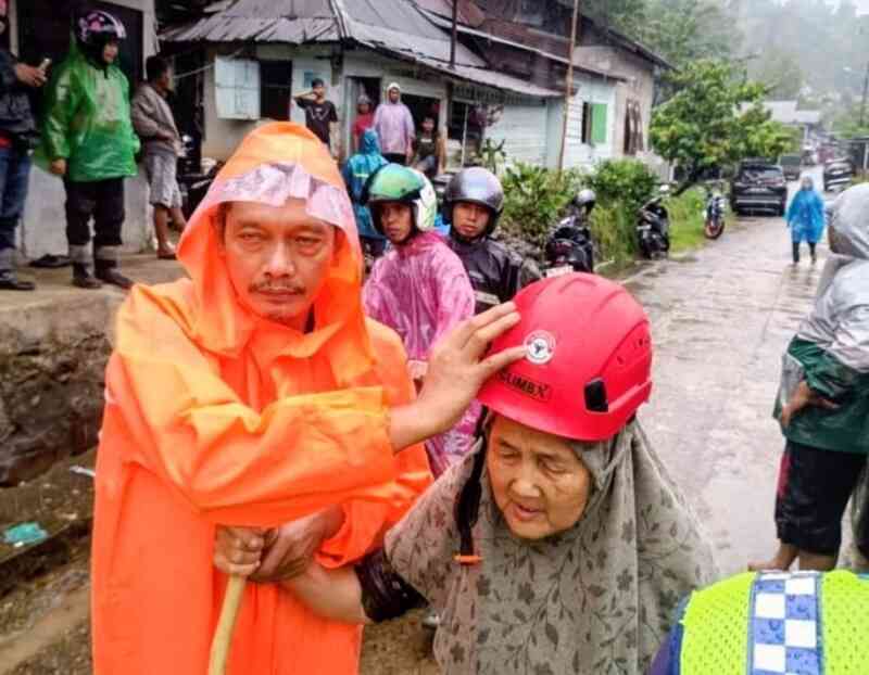 banjir-batu-busuak,-pt-semen-padang-kirim-relawan-bantu-warga-terdampak
