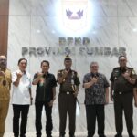 pimpinan-dprd-sumbar-sambut-kunjungan-silaturahmi-kajati