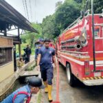 damkar-kota-padang-bantu-bersihkan-masjid-dan-rumah-warga-dari-lumpur-pasca-banjir