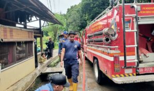 damkar-kota-padang-bantu-bersihkan-masjid-dan-rumah-warga-dari-lumpur-pasca-banjir damkar-kota-padang-bantu-bersihkan-masjid-dan-rumah-warga-dari-lumpur-pasca-banjir