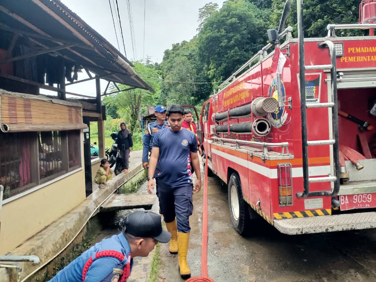 damkar-kota-padang-bantu-bersihkan-masjid-dan-rumah-warga-dari-lumpur-pasca-banjir