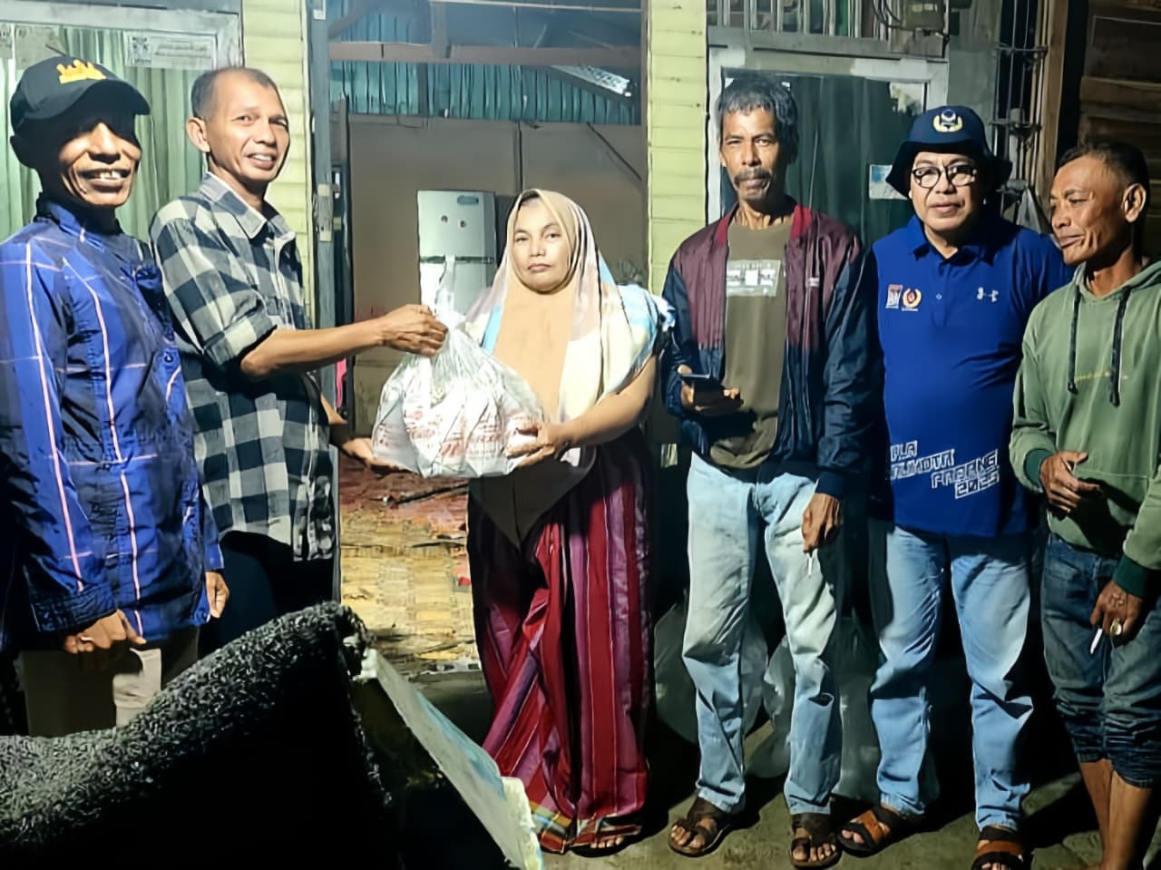 ringankan-beban-warga-terdampak-bencana-banjir,-nasdem-padang-bagikan-ratusan-bungkus-nasi