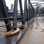 debit-sungai-naik-drastis,-jembatan-lubuk-minturun-padang-tak-bisa-dilalui