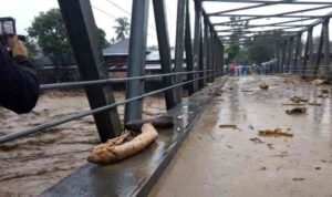 debit-sungai-naik-drastis,-jembatan-lubuk-minturun-padang-tak-bisa-dilalui