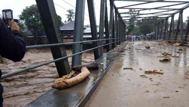 debit-sungai-naik-drastis,-jembatan-lubuk-minturun-padang-tak-bisa-dilalui