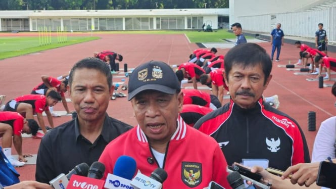 pssi-buka-suara-soal-rumor-van-bronckhorst-latih-timnas-indonesia
