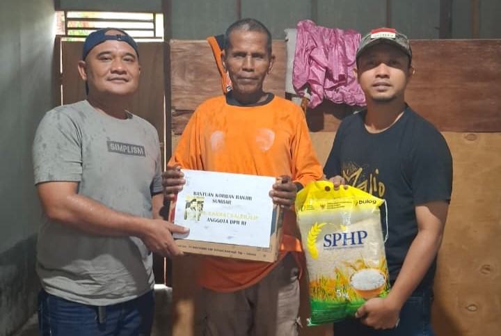 team-sumbarcerdas-salurkan-bantuan-untuk-korban-terdampak-banjir