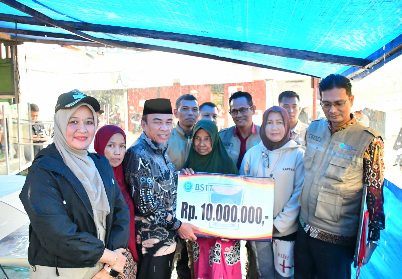 wakil-walikota-padang-serahkan-bstt