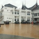 kantor-balaikota-solok-tak-luput-dari-banjir