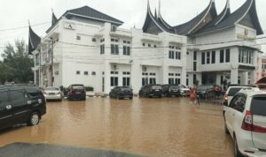 kantor-balaikota-solok-tak-luput-dari-banjir