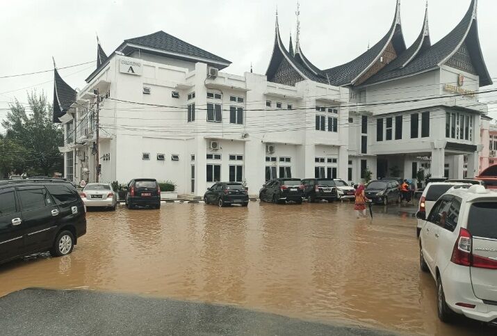 kantor-balaikota-solok-tak-luput-dari-banjir