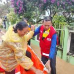 hadang-derasnya-banjir,-relawan-pmi-evakuasi-warga-yang-terjebak-di-rumahnya