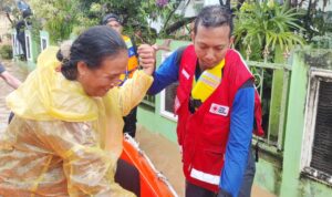 hadang-derasnya-banjir,-relawan-pmi-evakuasi-warga-yang-terjebak-di-rumahnya hadang-derasnya-banjir,-relawan-pmi-evakuasi-warga-yang-terjebak-di-rumahnya