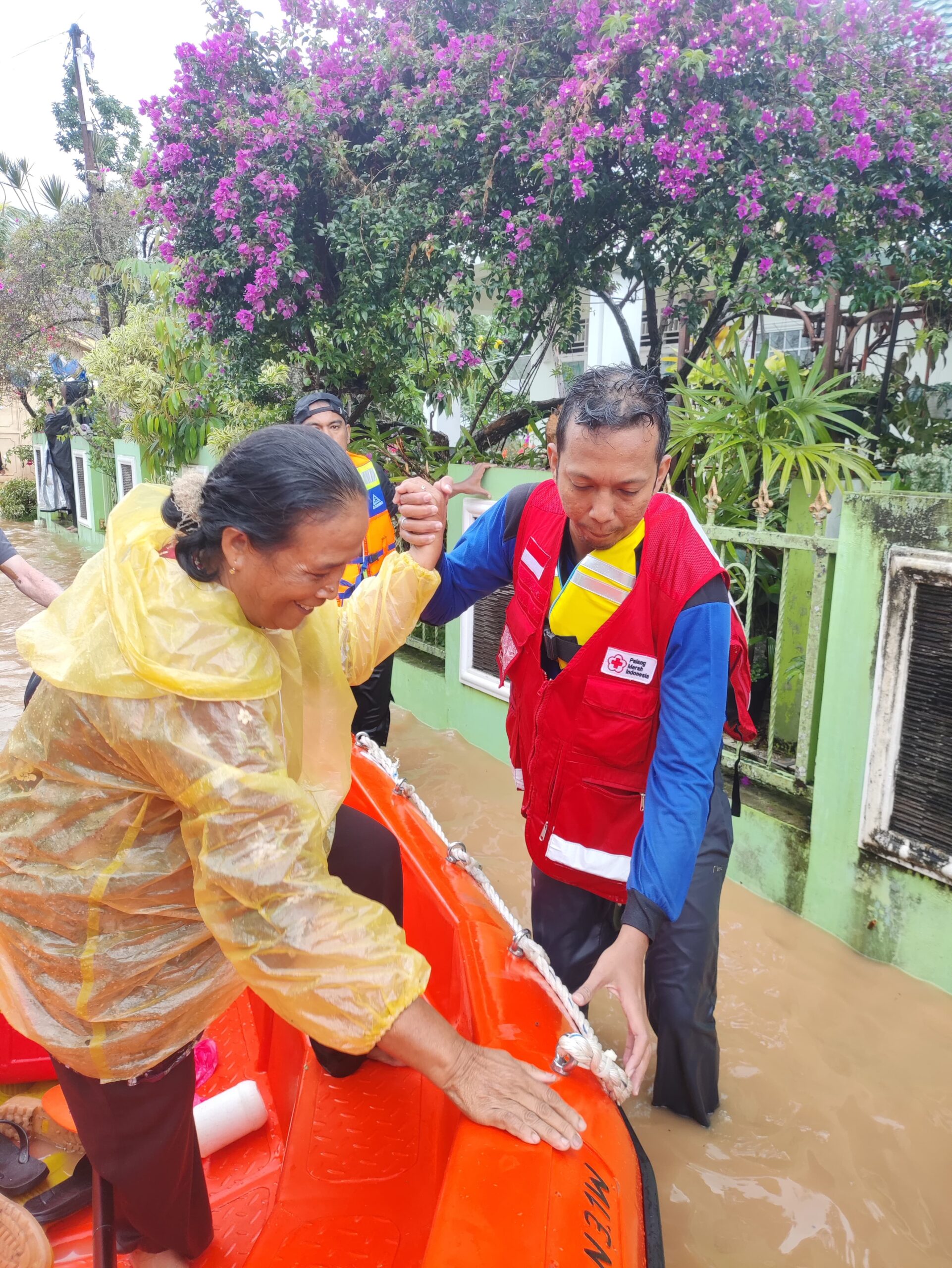 hadang-derasnya-banjir,-relawan-pmi-evakuasi-warga-yang-terjebak-di-rumahnya