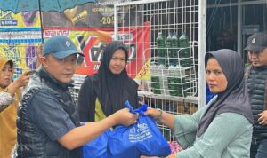 terjun-ke-titik-bencana,-muhayatul-dan-athari-gerak-cepat-bantu-korban-banjir-pessel