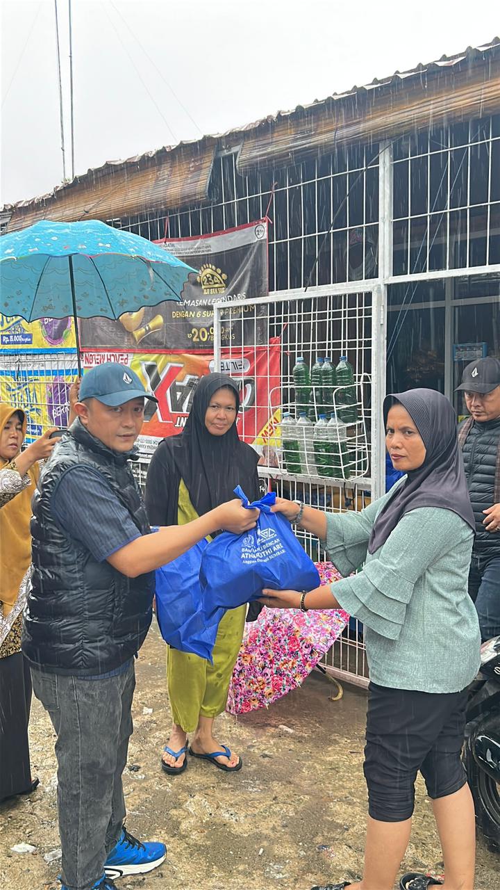 terjun-ke-titik-bencana,-muhayatul-dan-athari-gerak-cepat-bantu-korban-banjir-pessel