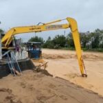 banjir-masih-besar,-petugas-perumda-am-padang-tak-kenal-lelah-pulihkan-pelayanan-air-bersih