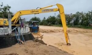 banjir-masih-besar,-petugas-perumda-am-padang-tak-kenal-lelah-pulihkan-pelayanan-air-bersih