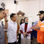 menkes-kunjungi-posko-korban-terdampak-banjir-di-lubuk-minturun