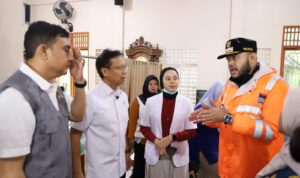 menkes-kunjungi-posko-korban-terdampak-banjir-di-lubuk-minturun