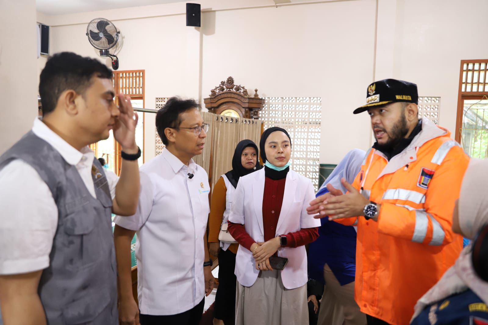 menkes-kunjungi-posko-korban-terdampak-banjir-di-lubuk-minturun