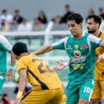 drama-12-pemain-dan-gol-menit-99,-duel-bhayangkara-fc-vs-persebaya-berakhir-tanpa-pemenang