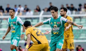 drama-12-pemain-dan-gol-menit-99,-duel-bhayangkara-fc-vs-persebaya-berakhir-tanpa-pemenang drama-12-pemain-dan-gol-menit-99,-duel-bhayangkara-fc-vs-persebaya-berakhir-tanpa-pemenang