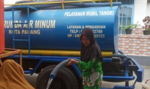 penuhi-air-bersih-untuk-pelayanan-publik,-perumda-am-padang-kerahkan-10-mobil-tangki penuhi-air-bersih-untuk-pelayanan-publik,-perumda-am-padang-kerahkan-10-mobil-tangki