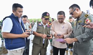 bantuan-presiden-untuk-sumbar-didistribusikan,-wagub-vasko-pastikan-tidak-ada-yang-menumpuk bantuan-presiden-untuk-sumbar-didistribusikan,-wagub-vasko-pastikan-tidak-ada-yang-menumpuk