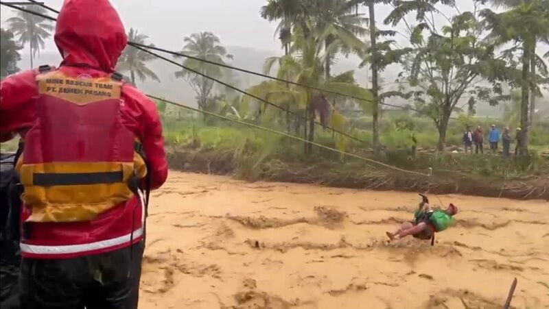 drama-penyelamatan-di-batang-kuranji:-aksi-heroik-trc-semen-padang-selamatkan-warga-yang-terjebak-arus