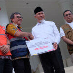 dirut-pt-semen-padang-serahkan-bantuan-senilai-rp210-juta-untuk-penanganan-bencana-ke-gubernur