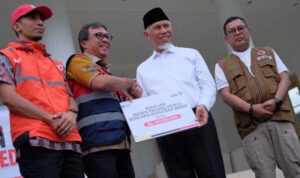 dirut-pt-semen-padang-serahkan-bantuan-senilai-rp210-juta-untuk-penanganan-bencana-ke-gubernur dirut-pt-semen-padang-serahkan-bantuan-senilai-rp210-juta-untuk-penanganan-bencana-ke-gubernur