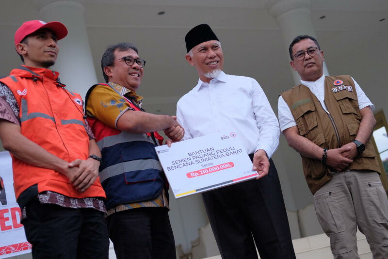 dirut-pt-semen-padang-serahkan-bantuan-senilai-rp210-juta-untuk-penanganan-bencana-ke-gubernur