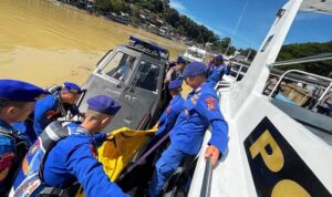 polairud-polda-sumbar-temukan-jenazah-korban-banjir-bandang polairud-polda-sumbar-temukan-jenazah-korban-banjir-bandang