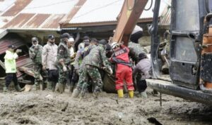 tiga-jenazah-korban-longsor-jembatan-kembar-berhasil-dievakuasi,-penyisiran-masih-berlanjut tiga-jenazah-korban-longsor-jembatan-kembar-berhasil-dievakuasi,-penyisiran-masih-berlanjut
