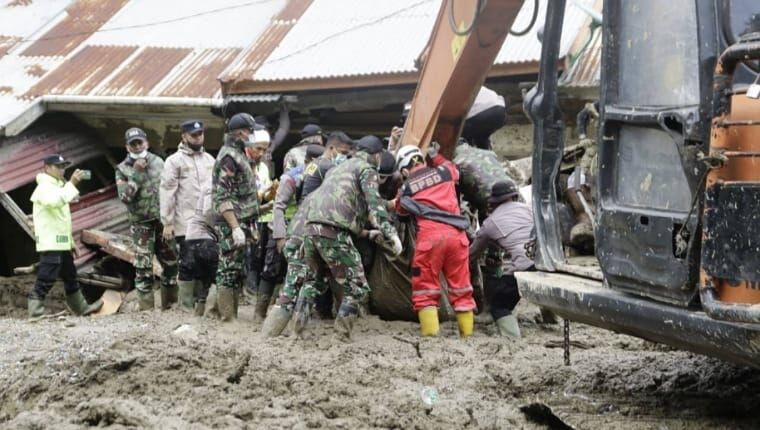 tiga-jenazah-korban-longsor-jembatan-kembar-berhasil-dievakuasi,-penyisiran-masih-berlanjut