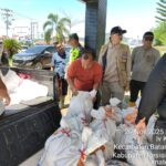 bupati-pessel-salurkan-750-kg-beras-untuk-warga-terdampak-banjir-di-kecamatan-batang-kapas