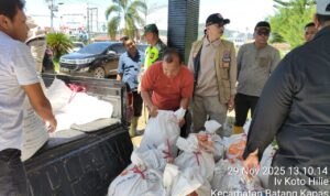 bupati-pessel-salurkan-750-kg-beras-untuk-warga-terdampak-banjir-di-kecamatan-batang-kapas bupati-pessel-salurkan-750-kg-beras-untuk-warga-terdampak-banjir-di-kecamatan-batang-kapas