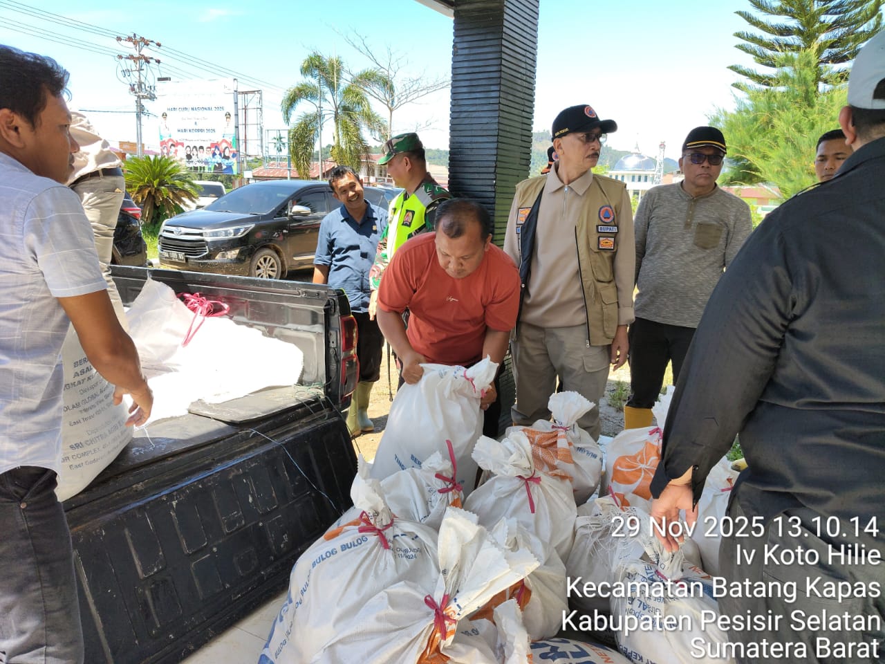 bupati-pessel-salurkan-750-kg-beras-untuk-warga-terdampak-banjir-di-kecamatan-batang-kapas