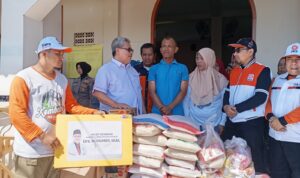 ketua-dprd-sumbar-muhidi-tinjau-2-lokasi-warga-terdampak-banjir-di-padang ketua-dprd-sumbar-muhidi-tinjau-2-lokasi-warga-terdampak-banjir-di-padang