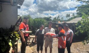 irsyad-syafar-serahkan-bantuan-pada-warga-terdampak-banjir-di-taruko-payakumbuh irsyad-syafar-serahkan-bantuan-pada-warga-terdampak-banjir-di-taruko-payakumbuh