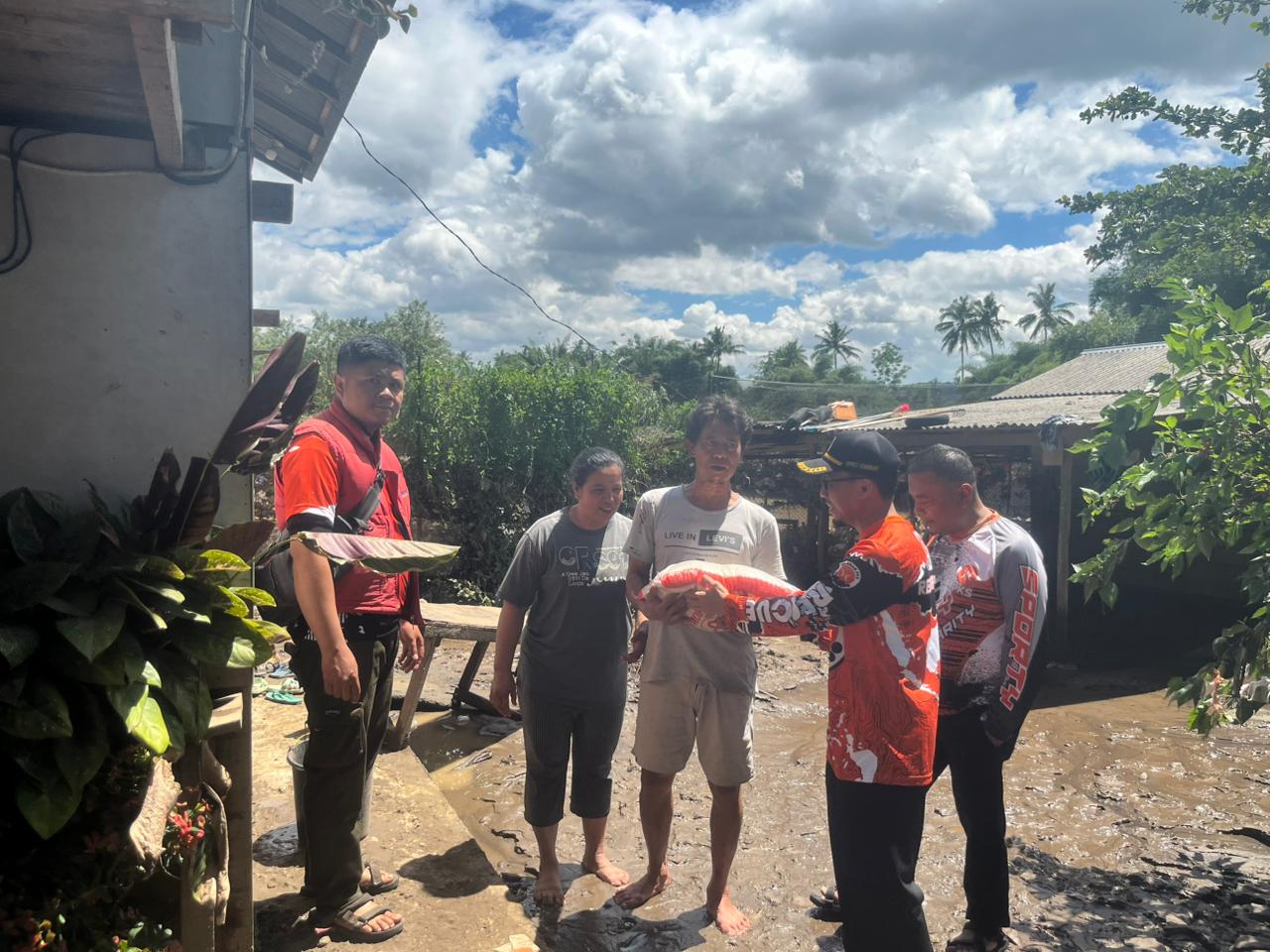 irsyad-syafar-serahkan-bantuan-pada-warga-terdampak-banjir-di-taruko-payakumbuh
