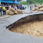 digerus-air-sungai,-jalan-nasional-solok-muara-labuh-di-lolo-pantai-cermin-nyaris-putus