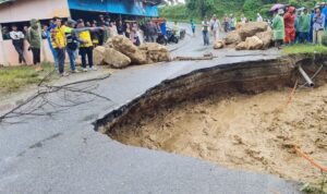 digerus-air-sungai,-jalan-nasional-solok-muara-labuh-di-lolo-pantai-cermin-nyaris-putus digerus-air-sungai,-jalan-nasional-solok-muara-labuh-di-lolo-pantai-cermin-nyaris-putus